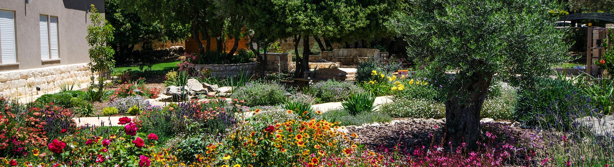  ...מהשנייה הראשונה שנכנסנו לאחוזה המרשימה הזו, פשוט לא רצינו לצאת.  ריהוט מרהיב ביופיו, גן החלומות...מהאגדות ממש...